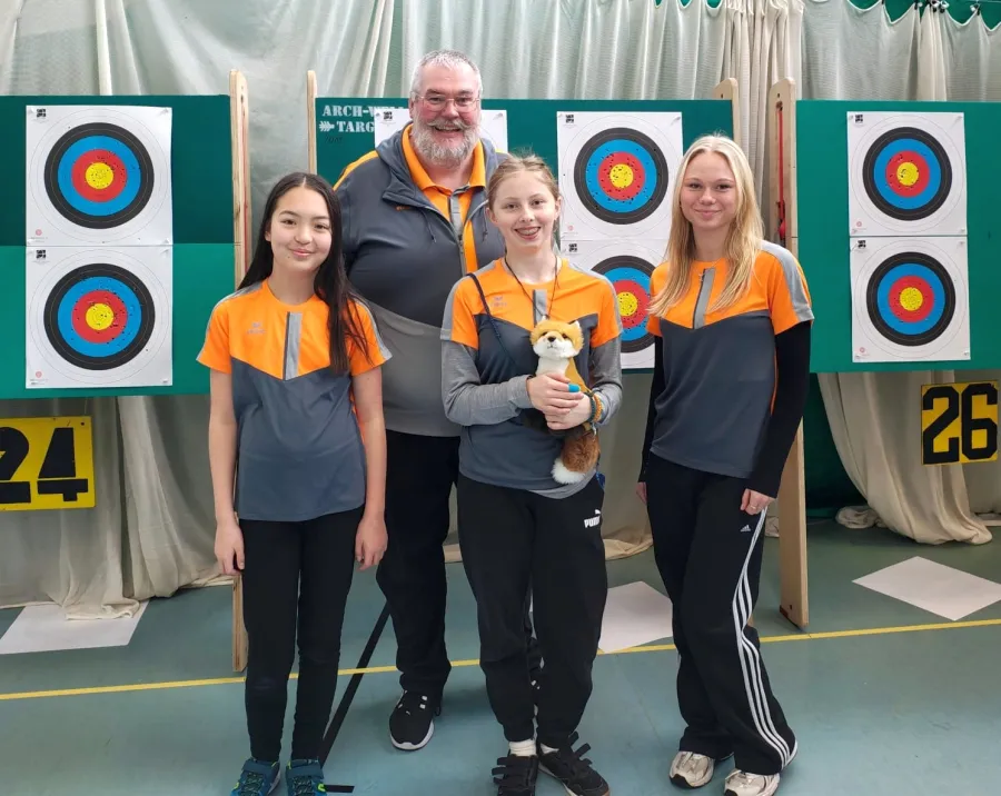 Coach Udo mit den Schützinnen Reihl, Wimmer, Liu